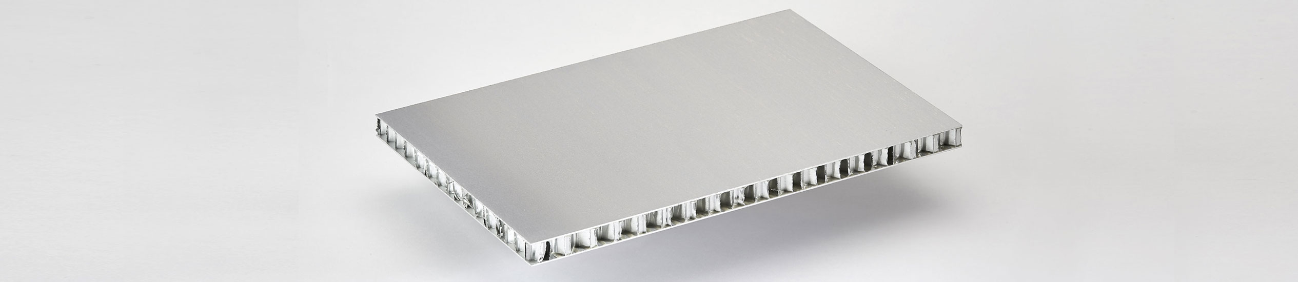 COMPOCEL® AL​ FR ist ein Sandwichpaneel mit Wabenkern und Deckschichten aus Aluminium. 